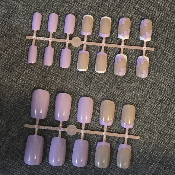 🍒🍒 Lavender Floral Nail Set - Picture 4 of 6